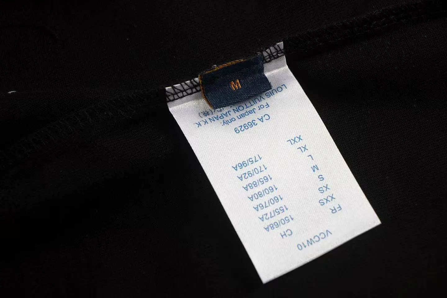 🅿️160 Style: 2026 new LOUIS VUITTON short-sleeved T-shirt Material: hot diamond process, high version 300g double yarn combed cotton Size: S～XL Color: black Style number: Z033